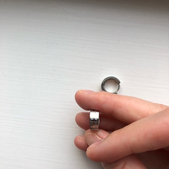 Small stainless steel cross hoop earrings - Picture 4 of 5